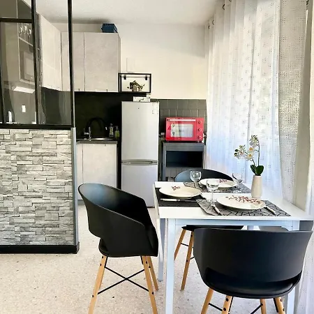 Large With Sleeping Area Lejlighed